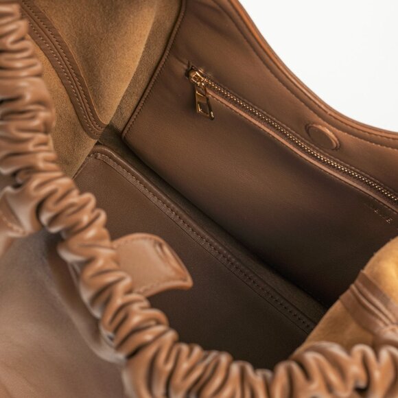 Loewe Squeeze Medium Oak Leather Shoulder Bag - Picture 14 of 15